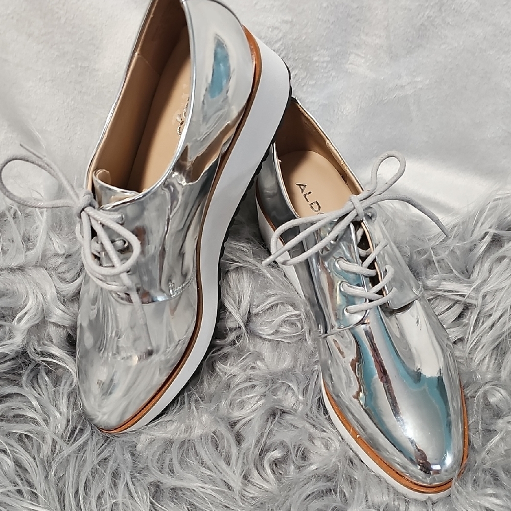 Aldo NWOT Women's sz 6.5  Silver Chrome Lace-Up Wedge Oxfords
